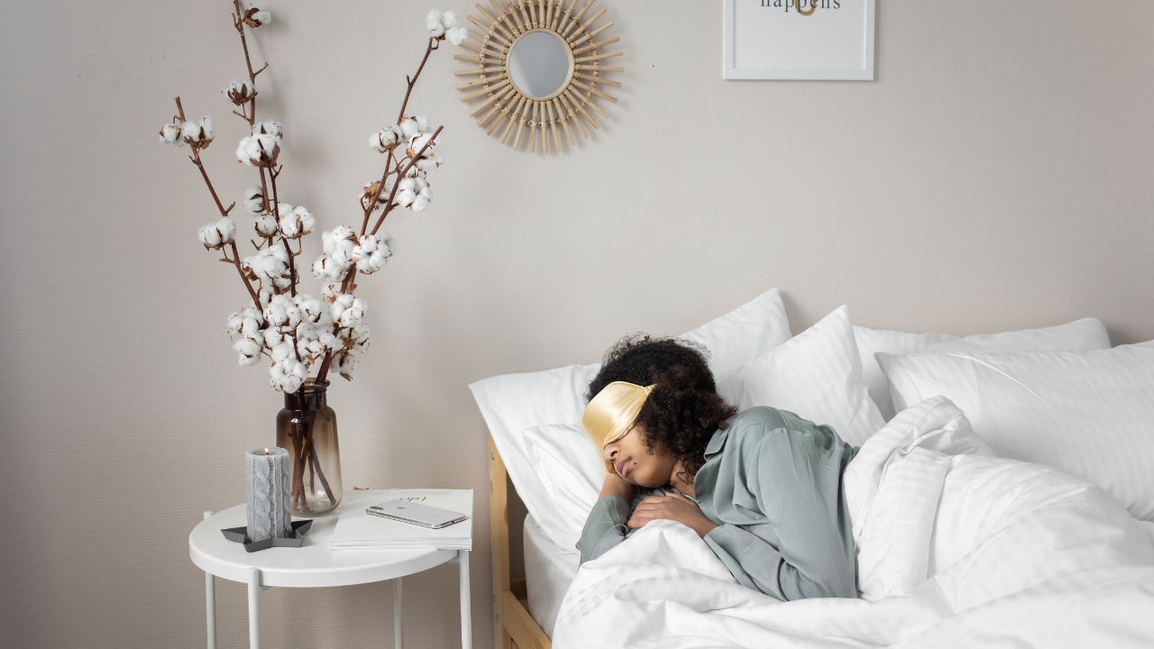 Você já se pegou rolando na cama, com os olhos fixos no teto, enquanto o relógio avança impiedosamente em direção à hora de acordar? Ou talvez você durma as oito horas recomendadas, mas acorda sentindo-se tão exausto quanto na noite anterior. Se esses cenários são familiares, saiba que você não está sozinho. Em nossa sociedade acelerada, a busca por melhorar a qualidade do sono tornou-se uma jornada essencial, mas muitas vezes negligenciada. Este não é apenas um artigo sobre dormir mais; é um convite para redescobrir o poder de um sono verdadeiramente reparador.