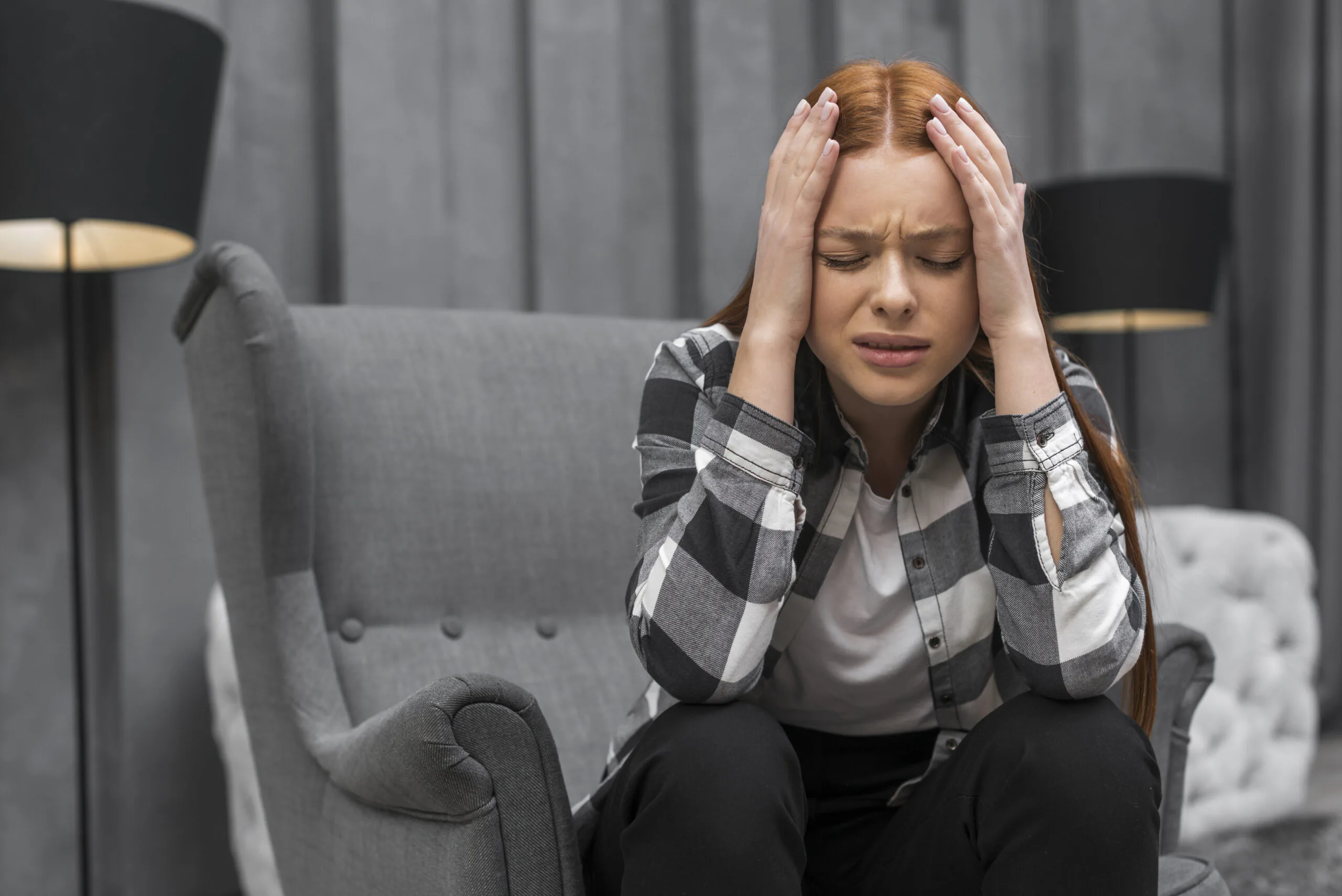 Blog 8 A vida moderna, com seu ritmo acelerado e constante demanda por produtividade, nos coloca, decerto, em um estado de alerta permanente. Afinal, as pressões no trabalho, as responsabilidades familiares e a necessidade de estar sempre conectado podem, com o tempo, sobrecarregar nosso corpo e mente. É nesse cenário que o estresse crônico e saúde mental se tornam temas inseparáveis, uma dupla que, se não for gerenciada, pode causar sérios danos à nossa qualidade de vida. Inegavelmente, muitos de nós normalizamos a sensação de "viver no limite", como se fosse um preço a pagar pelo sucesso. Entretanto, essa percepção é perigosa e, inclusive, negligencia os sinais de que nosso corpo está pedindo socorro.