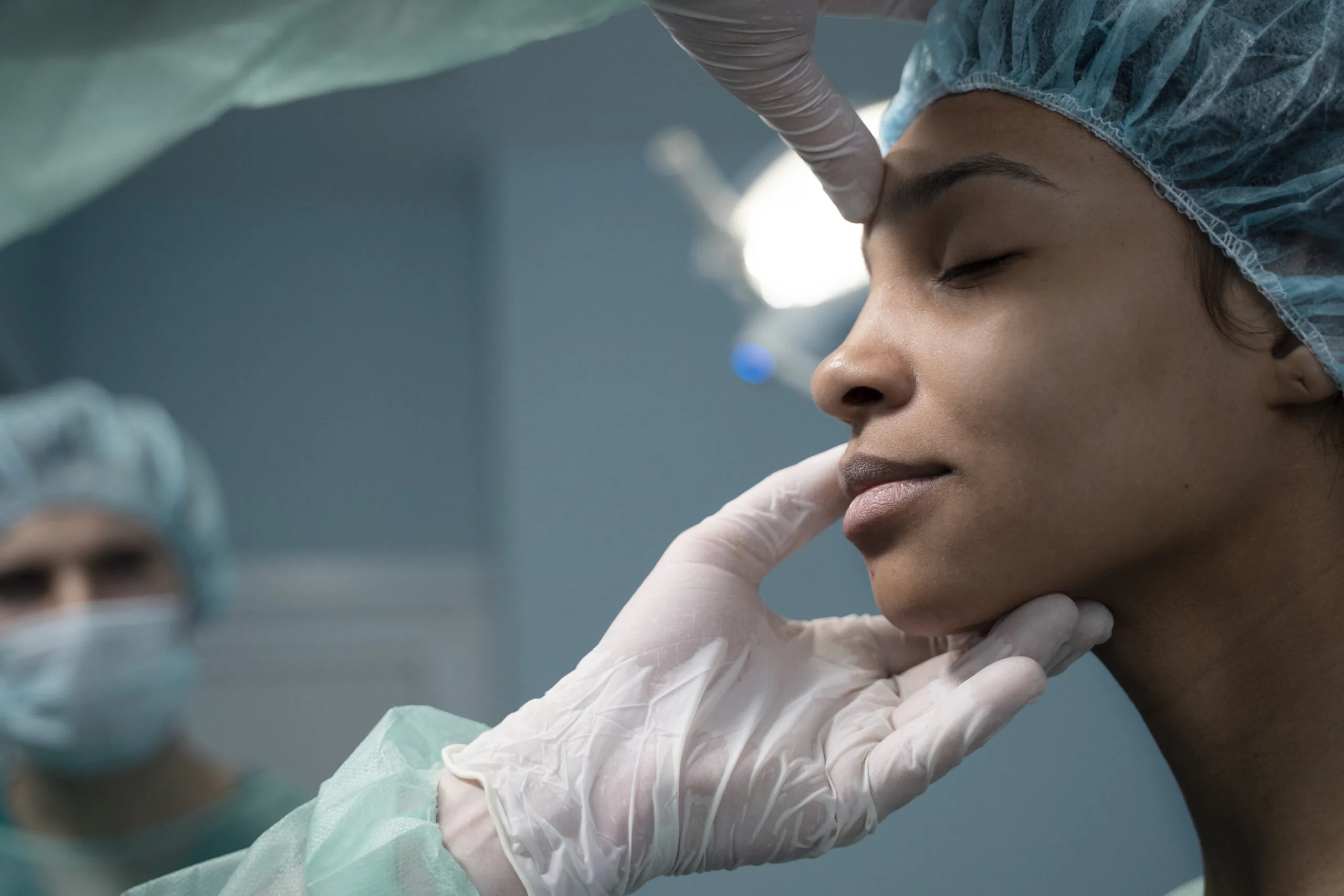 Blog 7 A decisão de realizar um procedimento estético é, sem dúvida, um marco importante. Seja uma cirurgia plástica mais complexa ou uma intervenção minimamente invasiva, a expectativa por um resultado que eleve a autoestima é o motor principal dessa jornada. Contudo, muitos pacientes focam tanto no "antes" e no "durante" que acabam subestimando uma fase absolutamente crucial: o pós-operatório. A verdade, cara leitora e caro leitor, é que uma recuperação de procedimentos estéticos bem-sucedida é tão ou mais importante que a habilidade do cirurgião.
